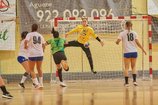  El Rocasa sufre para mantenerse invicto ante un BM Salud liderado por Elena Martínez/TA.